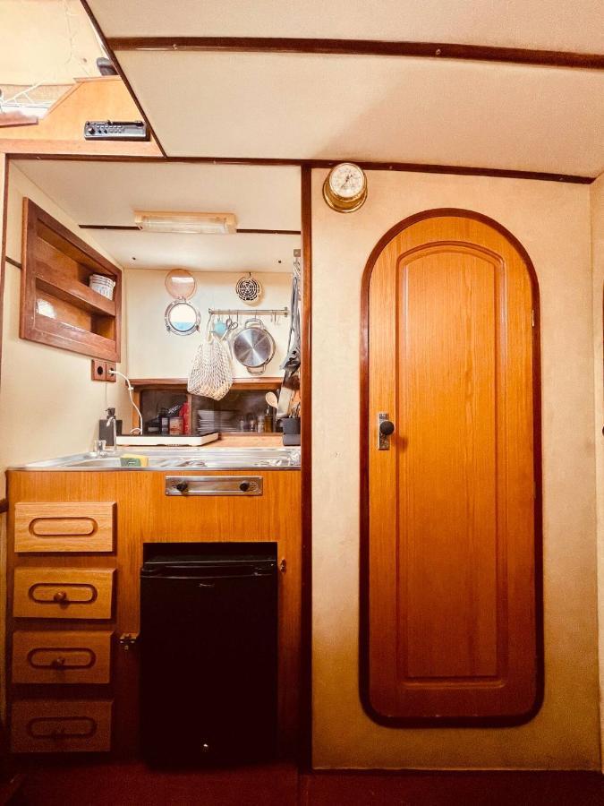 فندق Stylish 80'S Fishing Boat سان أدريان دي بيزوس المظهر الخارجي الصورة