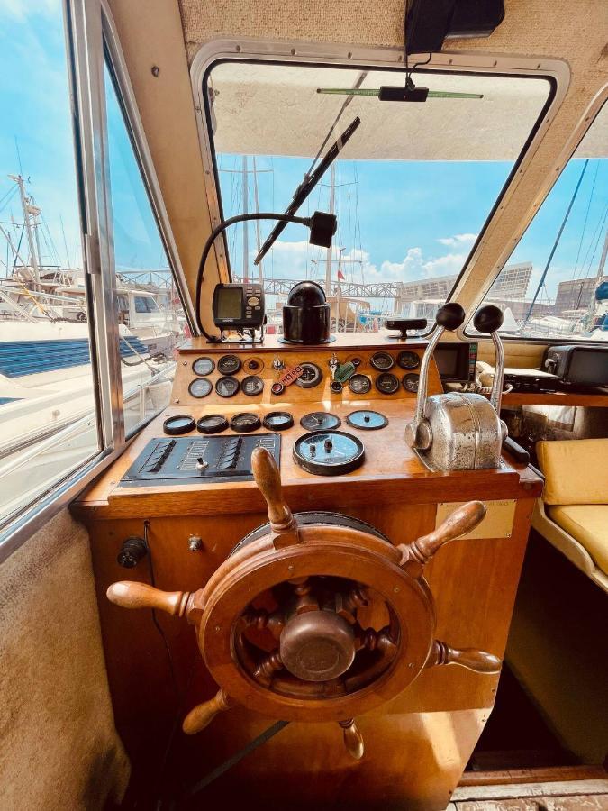 فندق Stylish 80'S Fishing Boat سان أدريان دي بيزوس المظهر الخارجي الصورة