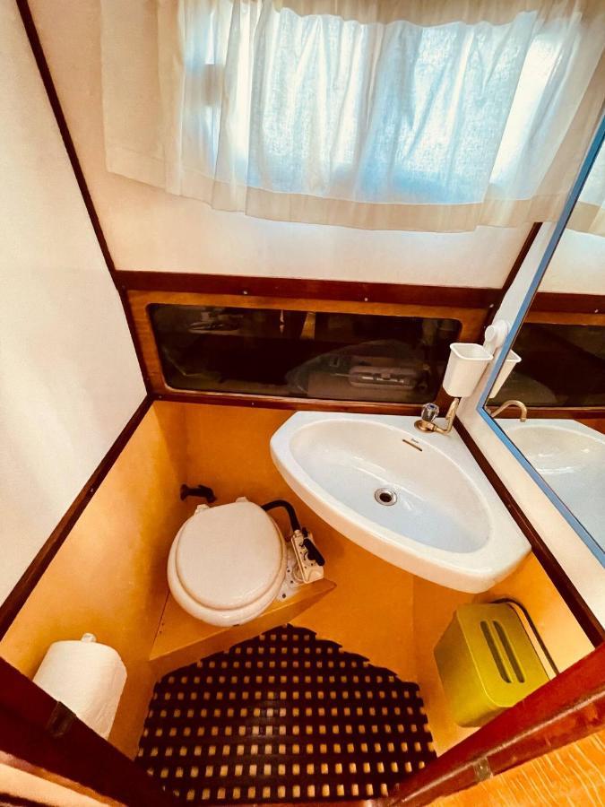 فندق Stylish 80'S Fishing Boat سان أدريان دي بيزوس المظهر الخارجي الصورة